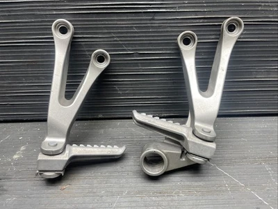 2007 Kawasaki Ninja ZZR600 Pinos e suportes traseiros para passageiros #91825 - Imagem 1 de 4