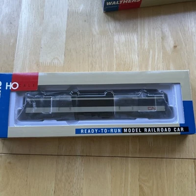 Walthers 932-15051 HO Scale Canadian National Pullman Standard 73' Baggage Car - Image 1 of 3