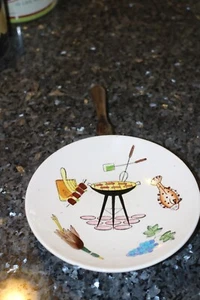 VINTAGE DECORATIVE CERAMIC PLATE WITH WOOD HANDLE BBQ/KITCHEN SCENE RETRO !!! - Picture 1 of 5