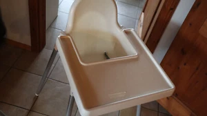 weißer Kinder Hochstuhl mit Sicherheitsgurt von Ikea - Bild 1 von 2