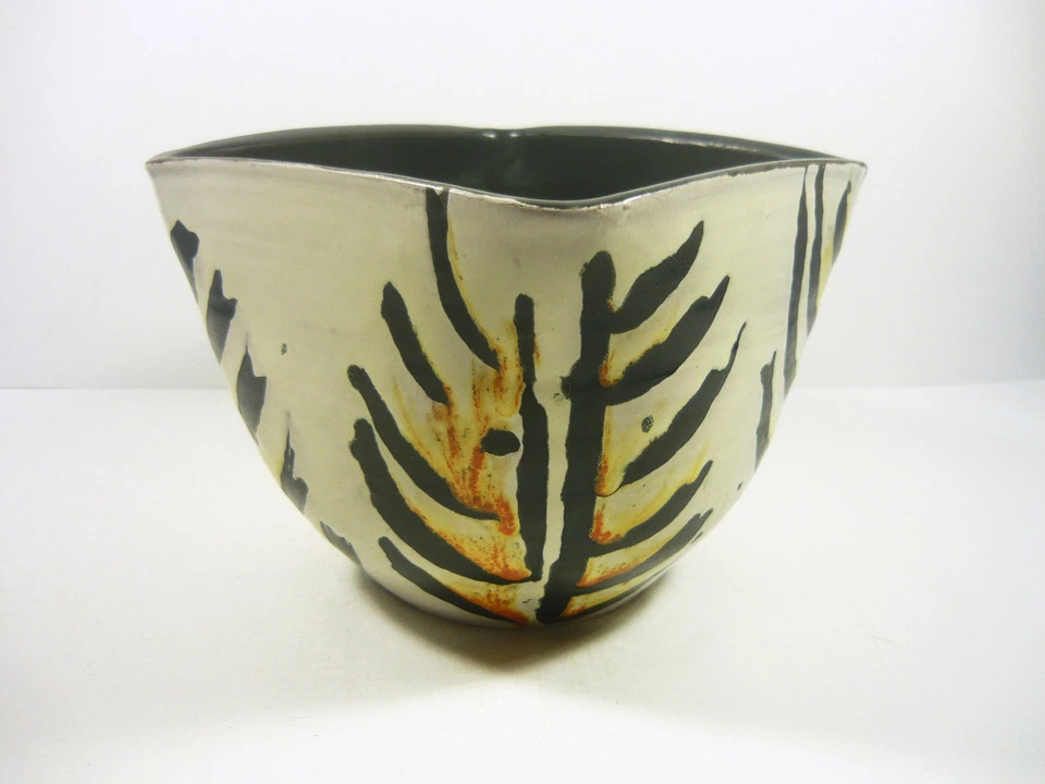 GORKA LIVIA WHITE RETRO POT WITH BLACK & YELLOW MOTIFS 6.5", ART POTTERY (G146) - Image 1 of 1