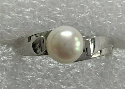 10K White Gold Pearl Ring with Cathedral Shoulders - Image 1 of 4