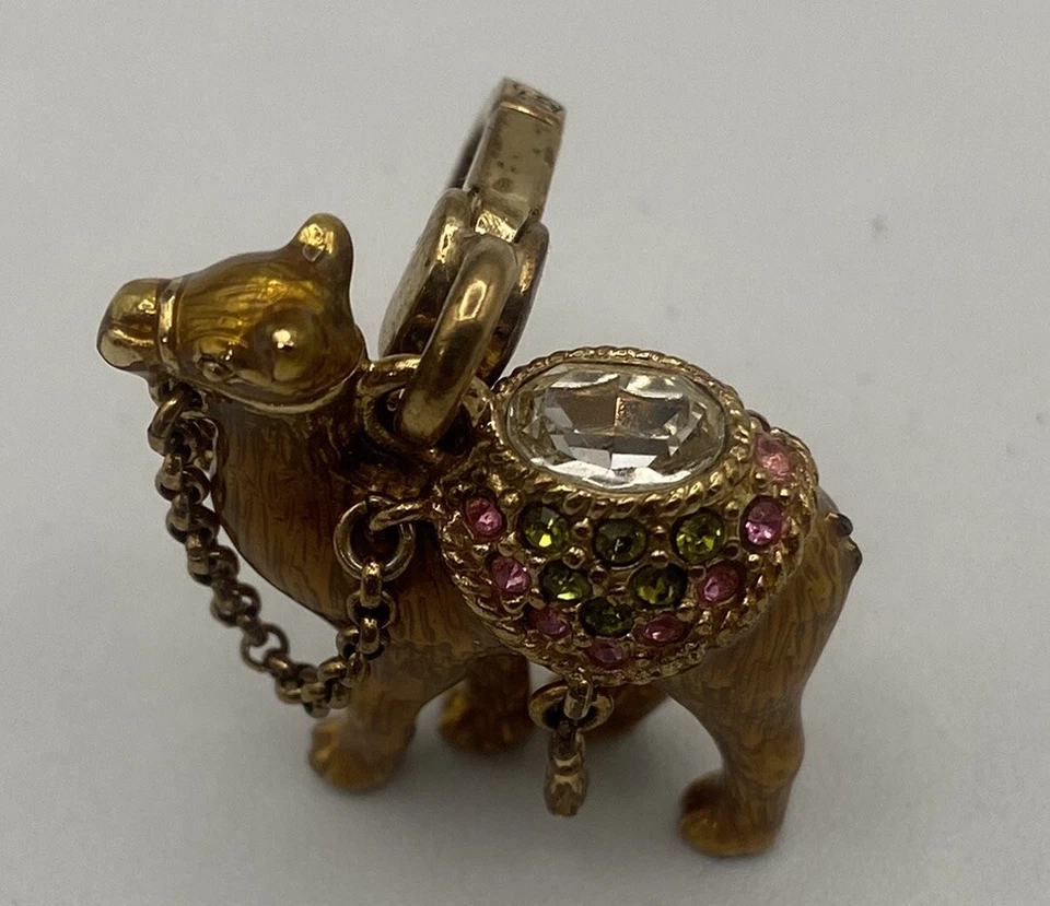 Berloque de camelo Juicy Couture sem caixa veja fotos - Imagem 1 de 4