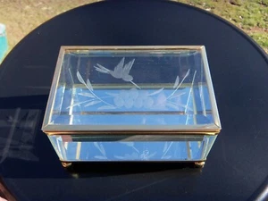 VINTAGE GLASS TRINKET BOX WITH ETCHED HUMMINGBIRD NICE - Bild 1 von 6