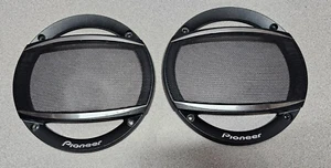 Pioneer 6,75" Rotondo GRIGLIA COVER - Copri Altoparlanti Auto Camion Rete/Slot Nero - Foto 1 di 8