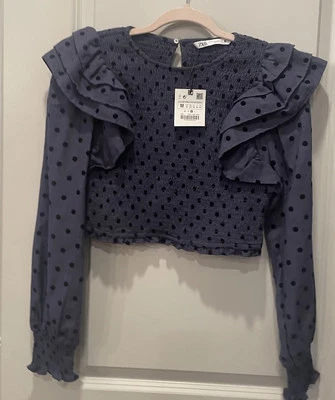 Top corto con volantes manga larga a lunares azul negro talla mediana Zara para mujer nuevo con etiquetas Foto 1 de 4