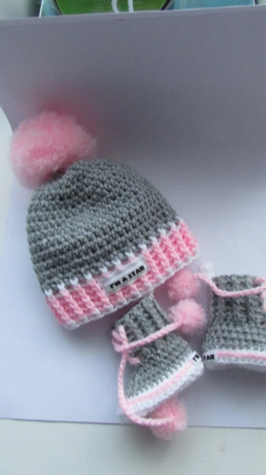 ZAPATOS DE GANCHILLO BEBÉ Y SOMBRERO NOMBRE DE TU BEBÉ ZAPATILLAS DEPORTIVAS DE LANA HECHAS A MANO ROSA Foto 1 de 3