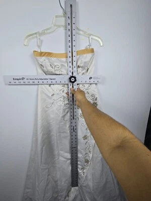 Vestido Niki Livas para mujer 6 marfil floral bordado sin tirantes cruzado espalda Foto 1 de 4