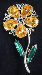 Designer Dodd’s Flower brooch pin Topaz & Green Rhinestones Gold tone 1950-1960s - Picture 1 of 8