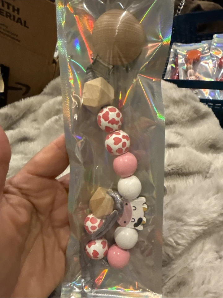 Clip de chupete de madera para bebé, estampado de vaca y cuentas rosas Foto 1 de 1