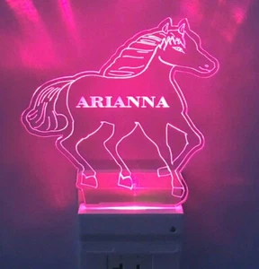 Enchufe LED personalizado para luz nocturna de caballo multicolor con sensor de atardecer a amanecer - Imagen 1 de 12