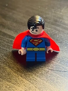 Lego DC Super Heroes SUPERMAN PIERNAS CORTAS Minifigura sh348 del set 76068 - Imagen 1 de 2