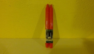 Paquete de dos velas cónicas Village rojas de 10" sin perfume Foto 1 de 4