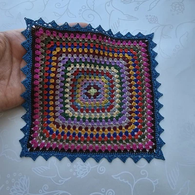 Colcha de seda para casa de muñecas escala 1:12, crochet miniatura para coleccionistas Foto 1 de 4