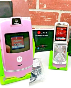 Vintage Cell Phone RARE Verizon Motorola V3M Pink Razr W/ BOX AND ACCESSORIES ๐ถ - Picture 1 of 18
