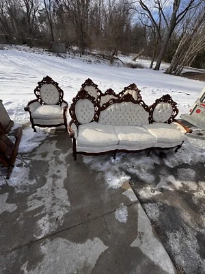 Sofá sofá largo grande antiguo de madera marrón tallada con sofá billar y silla Foto 1 de 4