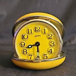 Horloge de voyage pliable rétro MCM tilleul jaune canarien années 1960 (à réparer)
