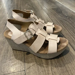 Clarks Calsynn Reece T-Strap Slingback Sandal Women's Sz 8 Beige Wedge Heel - Picture 1 of 9