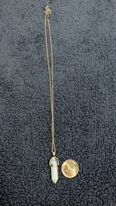 Collana con ciondolo proiettile iridescente finto opalite su catena tono argento - Boho - Foto 1 di 3