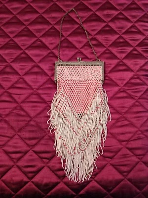 Антикварная стеклянная белая и красная сумочка с бисером - Изображение 1 из 4