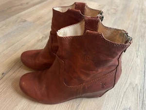 Frye Carson Wedge Booties Cognac Brown Leather Women's Size 6.5M Western - Picture 1 of 8
