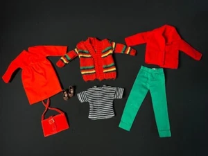 Mix set vestiti rosso verde pantaloni top bag giacca scarpe Sindy vestibilità bambola 12" - Foto 1 di 7