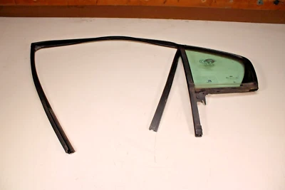 Vidrio de ventilación de puerta trasera del lado izquierdo del conductor para Hyundai Genesis Sedán 65950 2009-2014 Foto 1 de 3