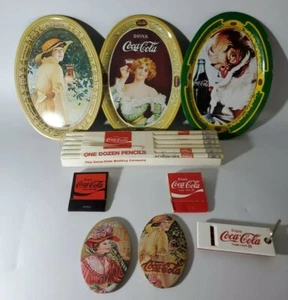 LOTTO 9 OGGETTI COCA-COLA vintage fiammiferi, matite, specchi, vassoi e portachiavi - Foto 1 di 12