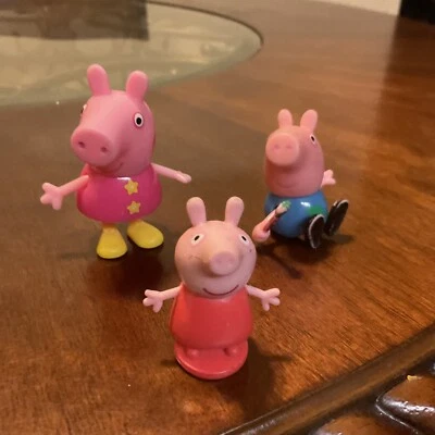 Lote 3 figuras de Peppa Pig, el abuelo es marinero/raro, Peppa/niña, Georges/niño.  Foto 1 de 4