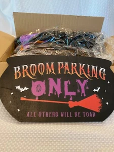 Halloween Deko Besen Parkplatz Schild mit 3 Holz Hexenbesen Hokuspokus - Bild 1 von 4