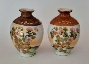 2 Vintage Miniatur kleine Vasen Urnen handbemalt Blumenmuster Japan 2,5" hoch - Bild 1 von 6