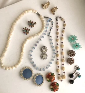 LOT OF VINTAGE JEWELRY. INCLUDES Three NECKLACES Plus EARRINGS - Picture 1 of 5