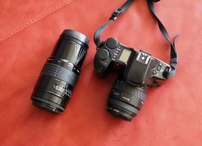 Cámara Yashica 300 enfoque automático Kyocera 35 mm SLR FILM 28-70 MM y 75-200 mm 3,8 Sigma Foto 1 de 4