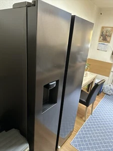 Zwei-Türen-Kühlschrank mit Eiswürfelspender, modern und effizient nur 1.100 € - Bild 1 von 2
