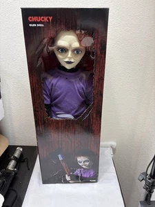 Spirit Halloween Semilla de Chucky GLEN Muñeca Decoración Halloween LEER - Imagen 1 de 7