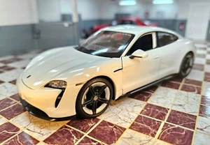 BURAGO PORSCHE TAYCAN TURBO S ECO TELSA WEISS MASSSTAB 1:24 DIECAST MODELLAUTO - Bild 1 von 13