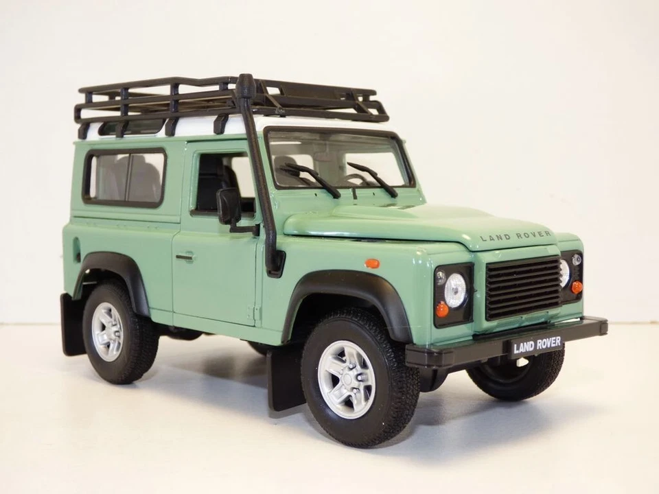 LAND ROVER DEFENDER 90 vert & toit blanc & galerie 1/24 - Image 1 of 1