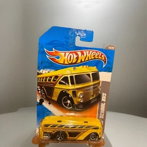 2011 Hot Wheels 10/22 HW City-HW Videospiel Hero’s SURFIN' SCHOOL BUS gelb - Bild 1 von 8
