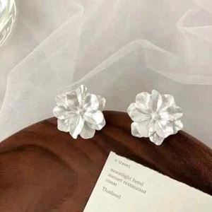 Pendientes colgantes de flores de color blanco para mujer corazón flor hoja redonda triángulo... - Imagen 1 de 16