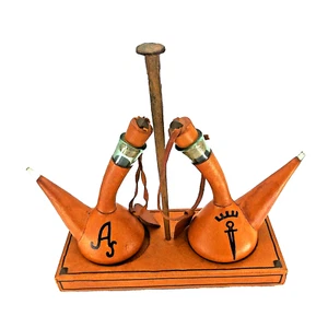 Juego De Colección De 2 Decantadores De Vino De Copa De 6" Envueltos En Cuero Español con Soporte De 10" - Imagen 1 de 20