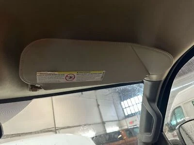 Used Right Sun Visor fits: 2018 Chevrolet Express 3500 van R. vinyl Right Grade Foto 1 de 4