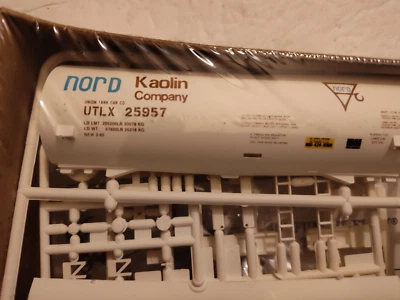 HO Scale Walthers NOR D  Kaolin Company  UTLX 25957  KIT - Image 1 of 3