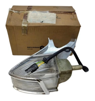 Chrysler NewYorker 1967 conjunto de luces de estacionamiento del lado izquierdo del conductor 2606604 nuevo en stock Foto 1 de 4