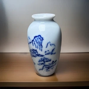 "Mini jarrón vintage con flores azules y blancas de 4"" de alto" - Imagen 1 de 6