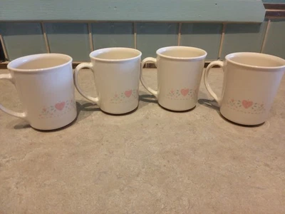 Juego de cuatro tazas vintage rosa corazón corning Forever Yours con flores Foto 1 de 3