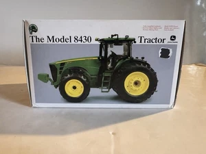 Ertl Maßstab 1:32 Serie 2 Precision #4 The John Deere Modell 8430 Traktor Neu in OVP - Bild 1 von 11