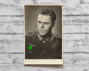 AK Soldat Porträt 2. Weltkrieg WK Uniform Abzeichen Foto Photographie Militaria - Picture 1 of 2