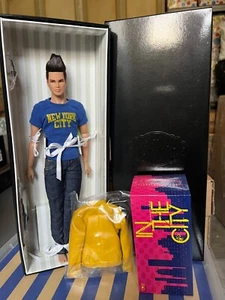 2011 Integrity Toys Dynamite Homme Hot Stuff Cruz Fashion Doll NRFB - Foto 1 di 1