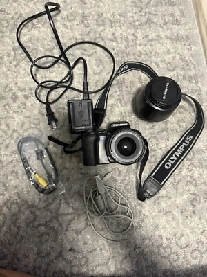 Câmera Digital Olympus E-500 eVolt 8MP DSLR com Lente Zuiko 14-45mm f/3.5-5.6 - Imagem 1 de 4