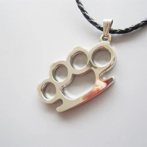 Collar de cuero trenzado con dije colgante plateado brillante de cuatro anillos - Imagen 1 de 4